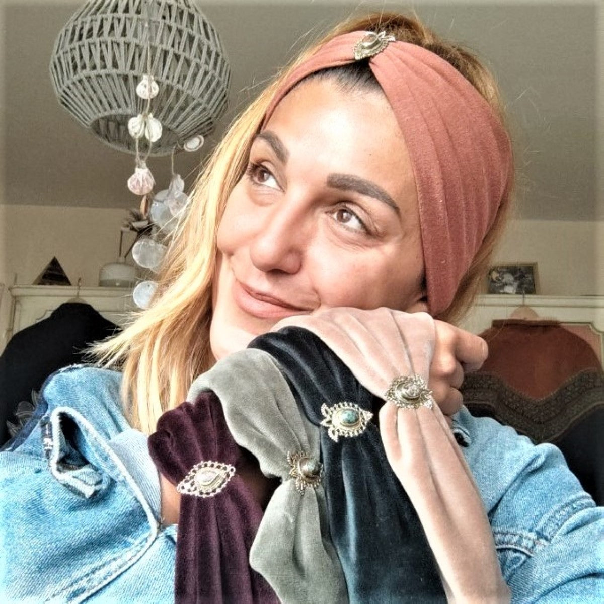 Fibi Samt Haarband in Tannengrün Jadestein - mit Edelsteinen verziert