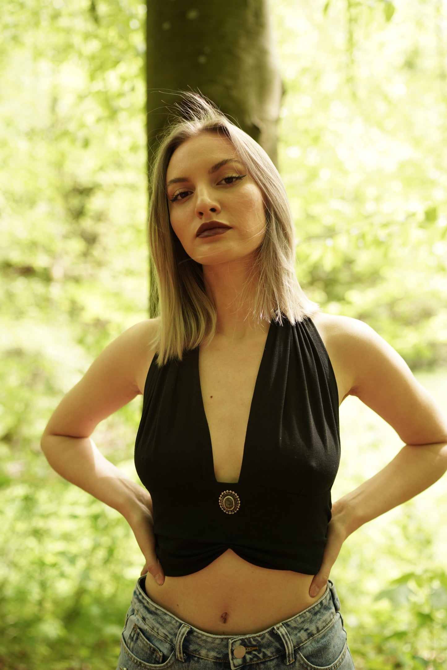 Crop Top Rückenfrei - schwarz - mit echtem Edelstein verziert