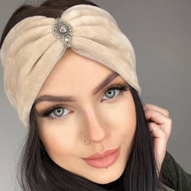 Nadya Samt Haarband in beige mit echten Edelsteinen verziert