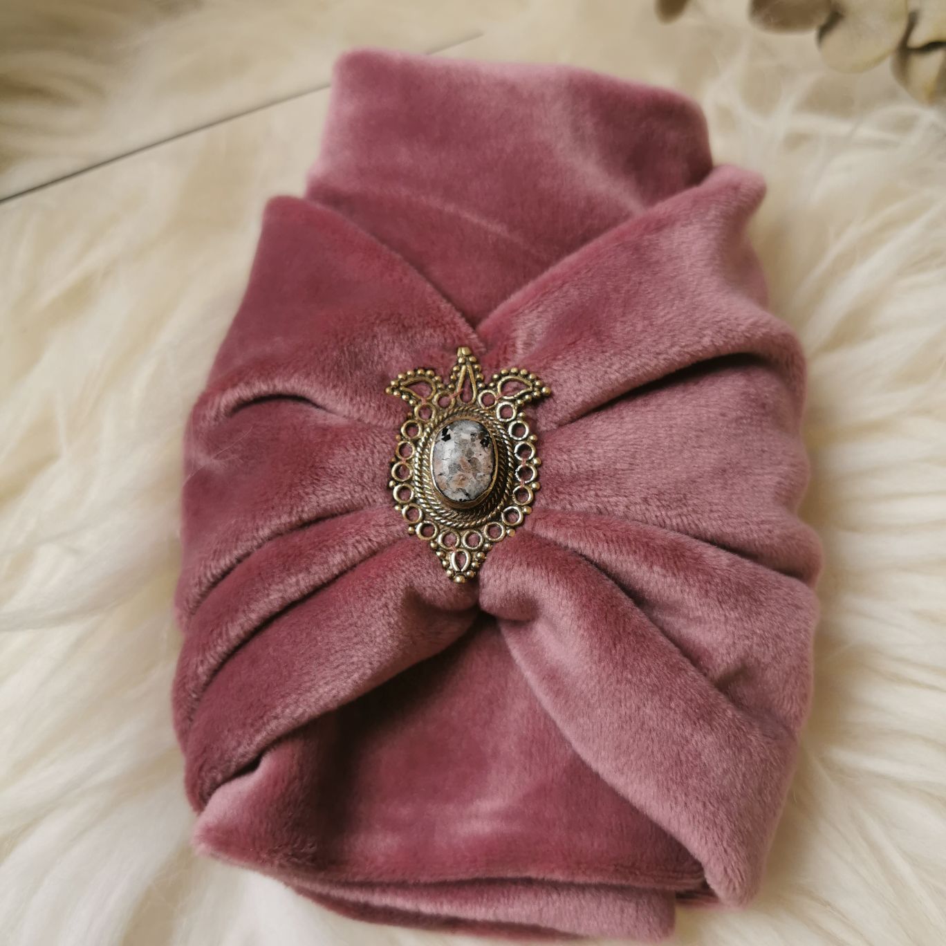 Love Yourself in rose mit echten Edelsteinen verziert