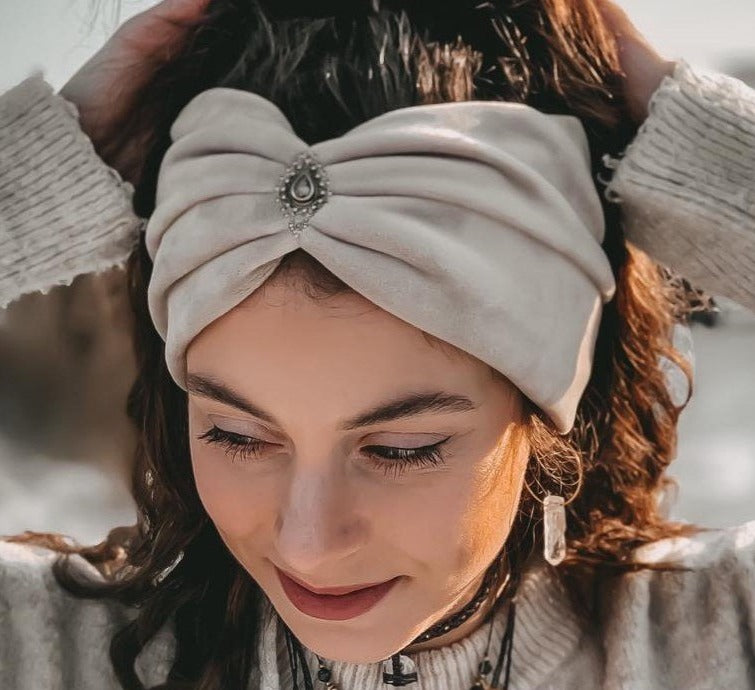 samt, haarband, stirnband, turban, boho, beige, pastell, winteraccessoires, personalisierte geschenke,  haarband mit stein, stirnband mit stein, haarband mit brosche, stirnband mit brosche, boho haarband, damen haarband, winter haarband, winter stirnband, samt haarband, winter haarband, festival schmuck, schmuck yoga, kopfschmuck, boho haarband