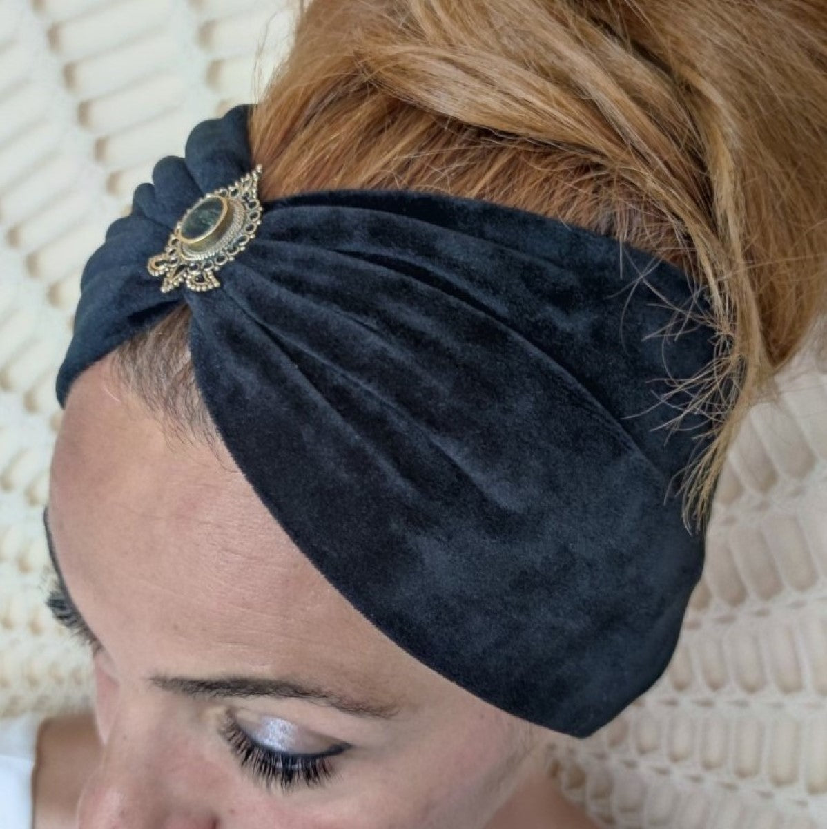 Love Yourself Samt Haarband schwarz - mit Edelsteinen verziert