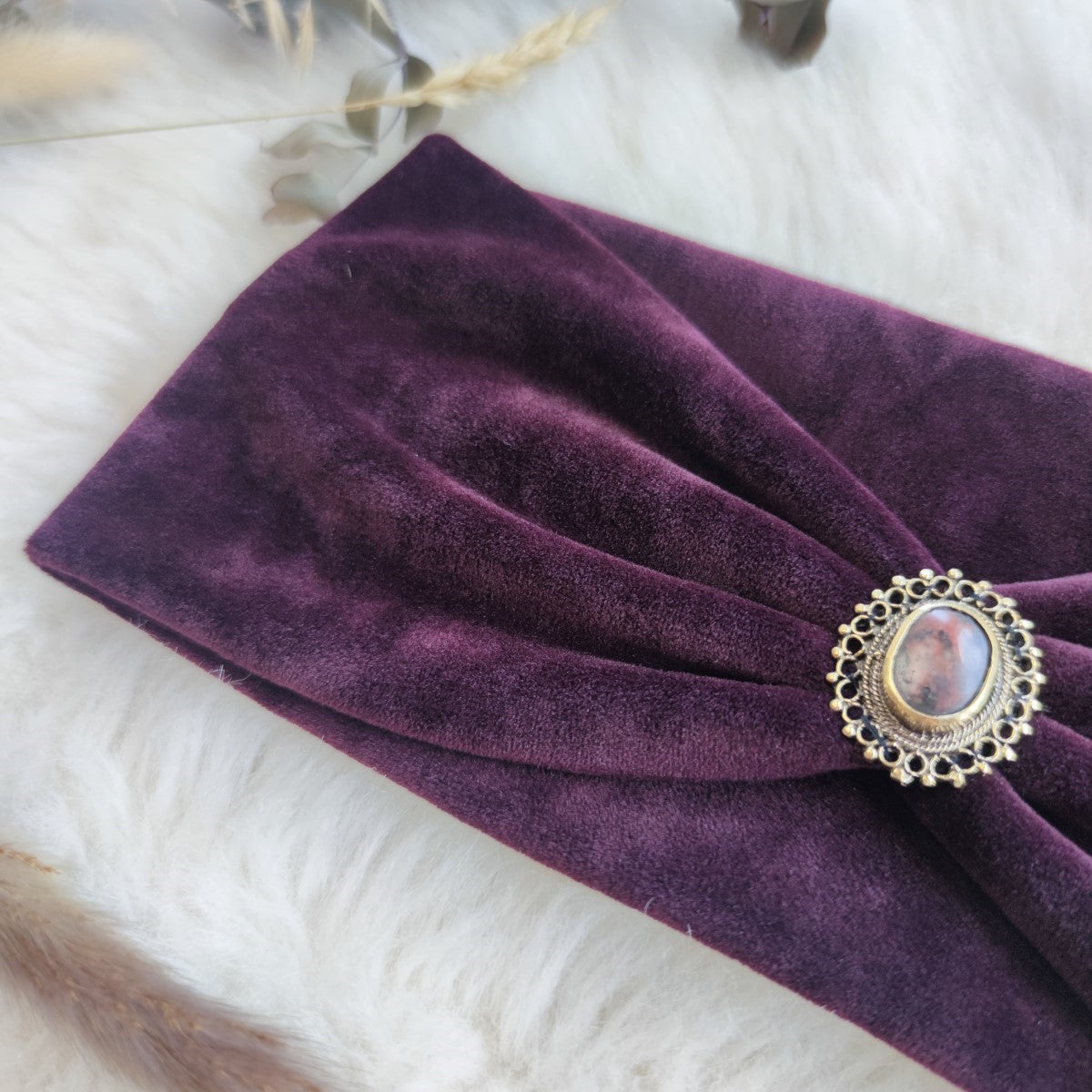 Love Yourself Samt Haarband bordeaux - mit einem großen Edelsteinen verziert