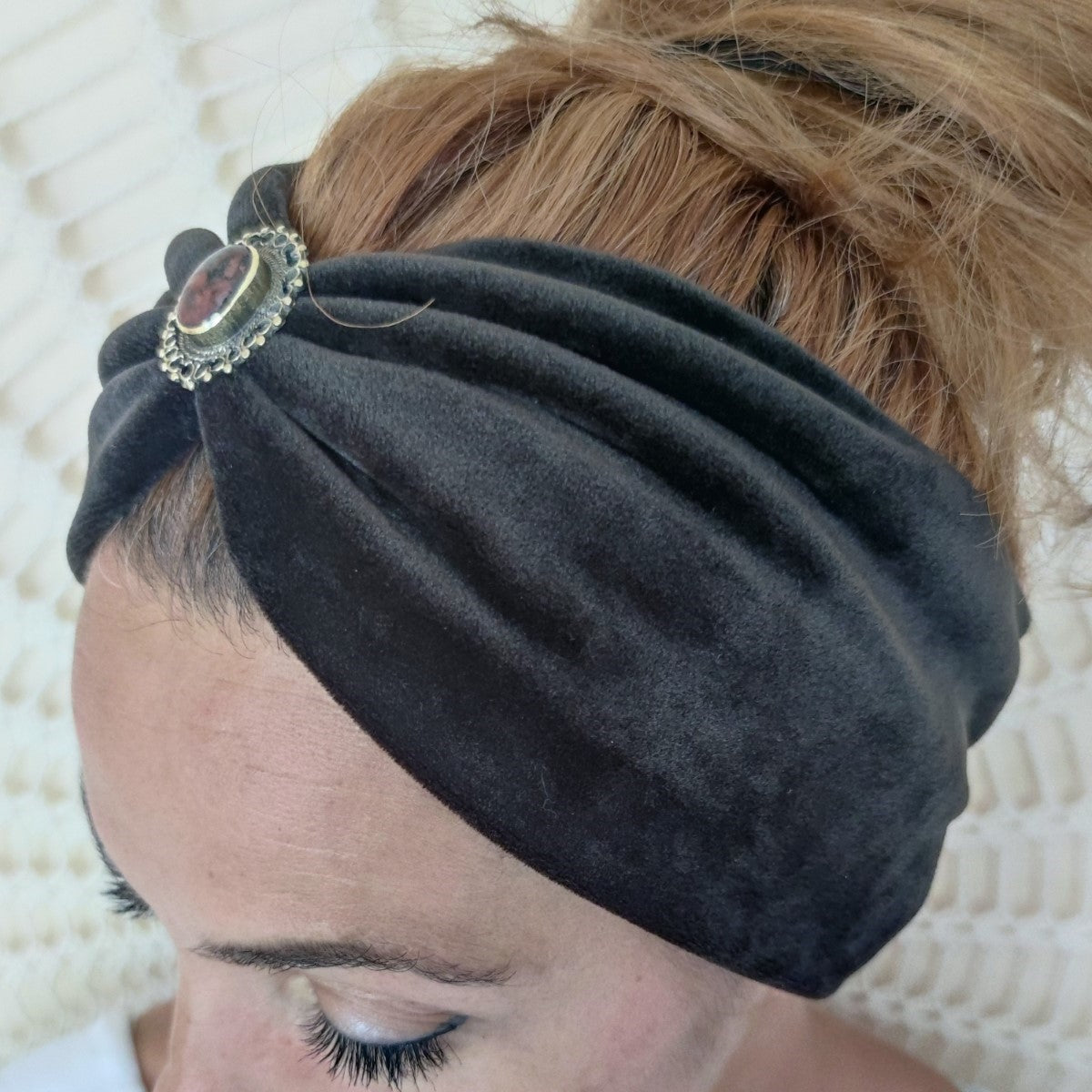 Boho Samt Haarbänder mit Edelsteinen verziert in 6 Farben - Love Yourself Kollektion