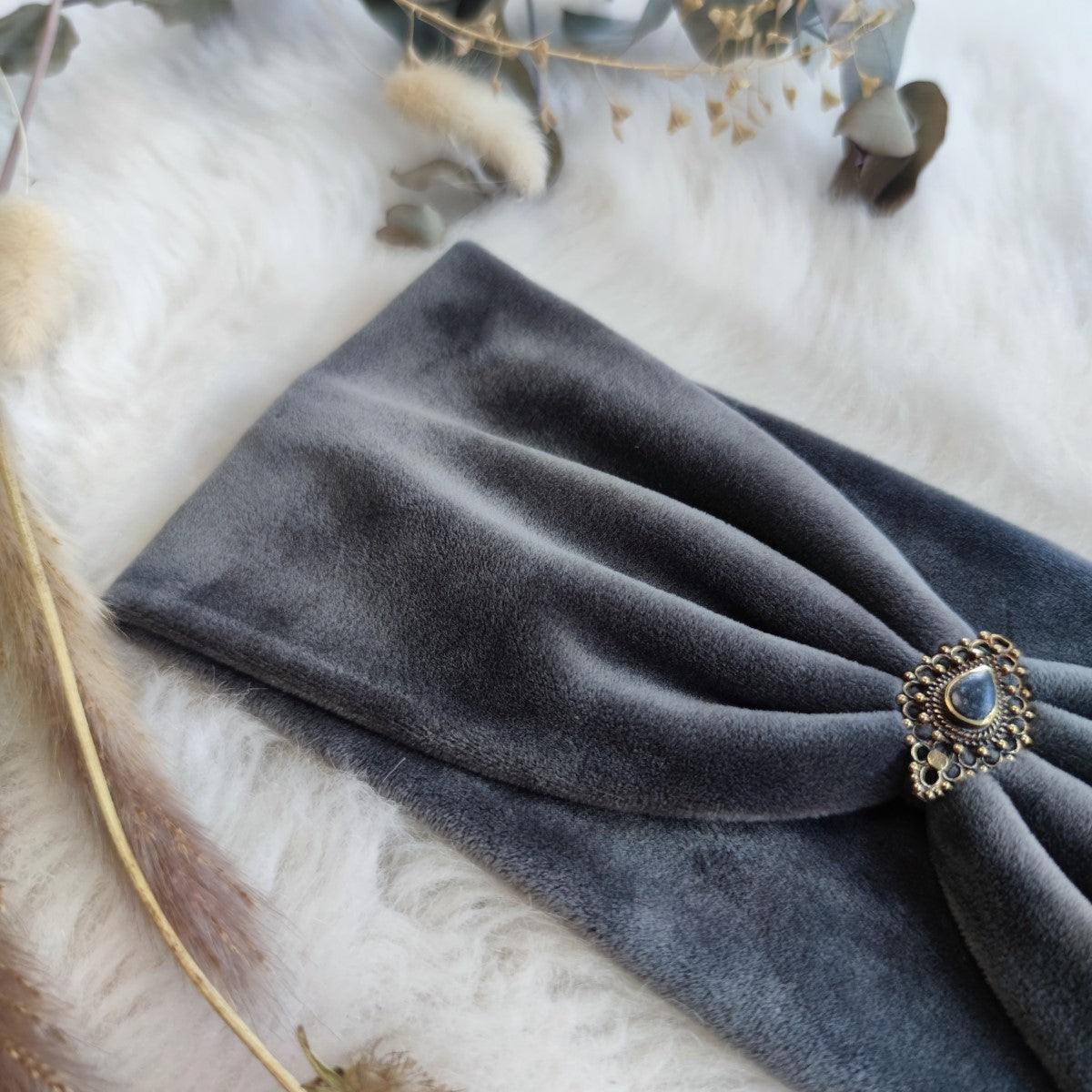 Love Yourself Haarband aus Samt in grau - mit Edelsteinen verziert