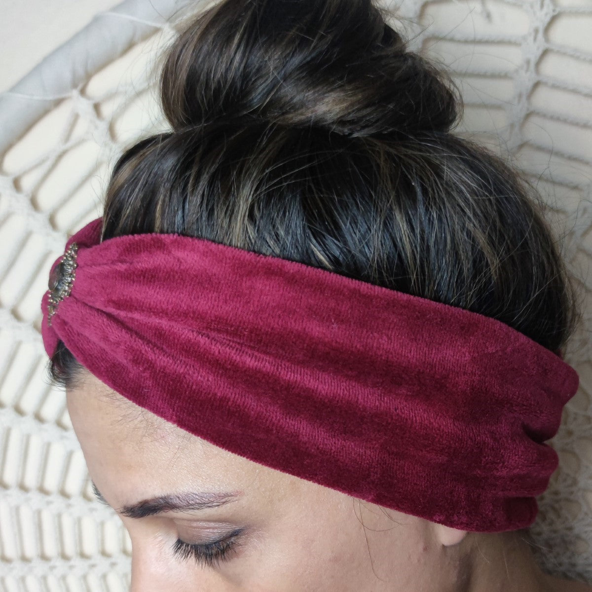 Lady in Red Samt Haarband - mit Edelsteinen verziert