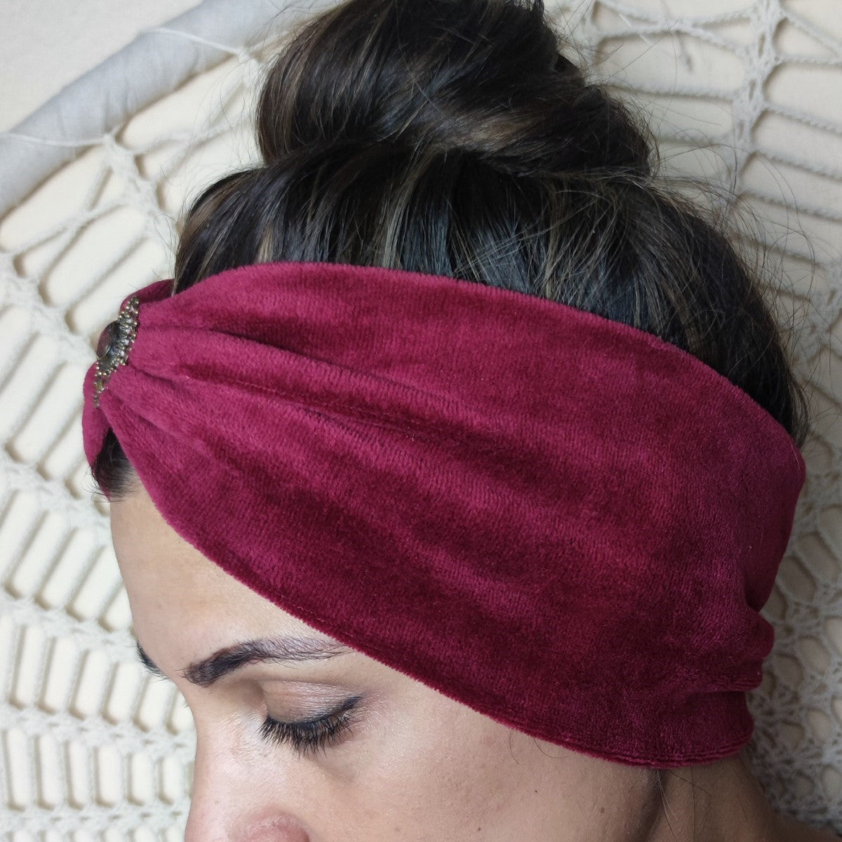Lady in Red Samt Haarband - mit Edelsteinen verziert