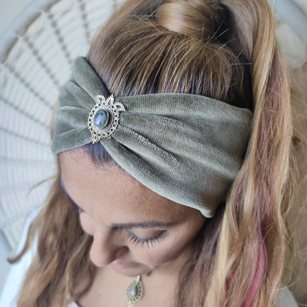 Nature Love Haarband in Khaki aus Samt - mit Edelsteinen verziert