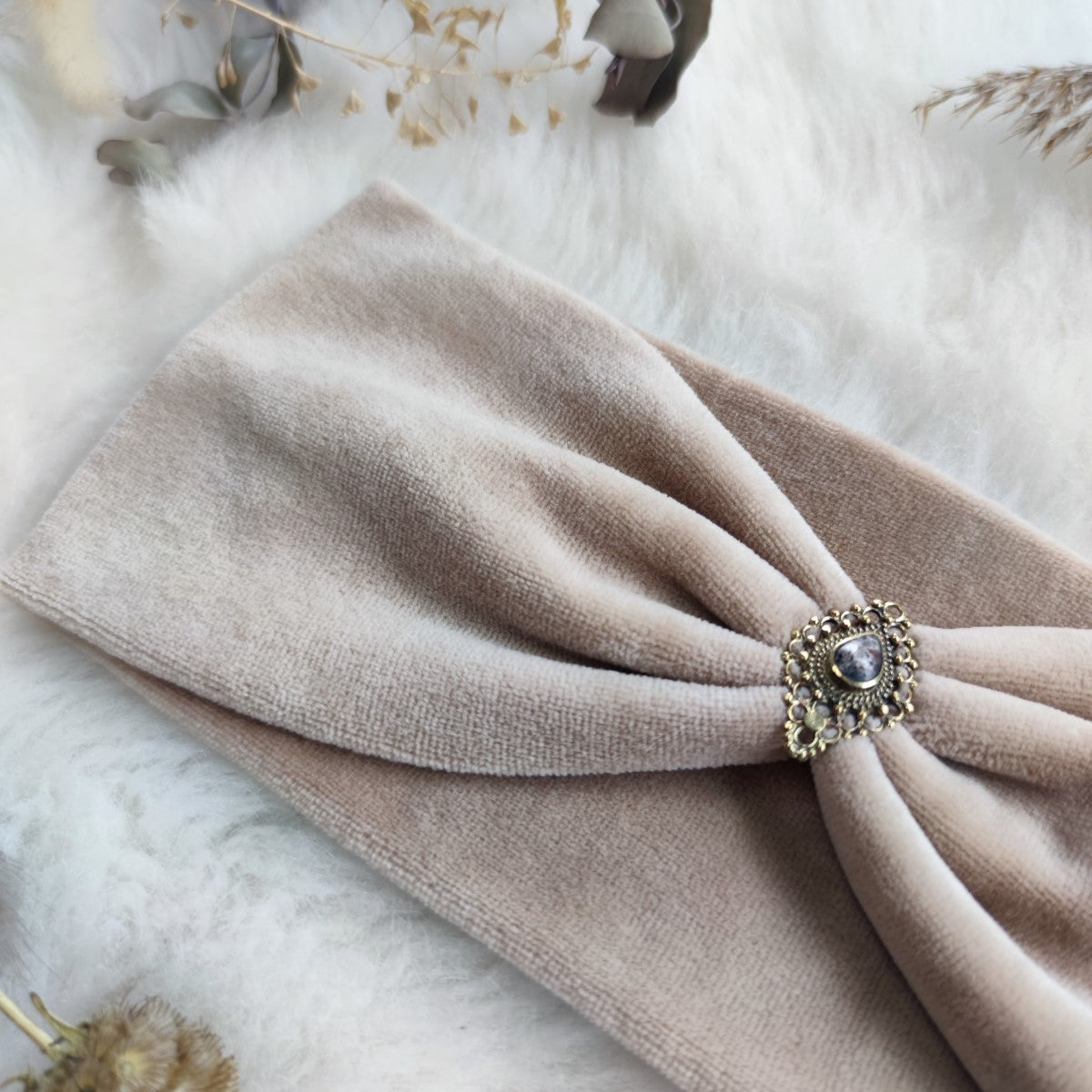 Nadya Samt Haarband in beige mit echten Edelsteinen verziert