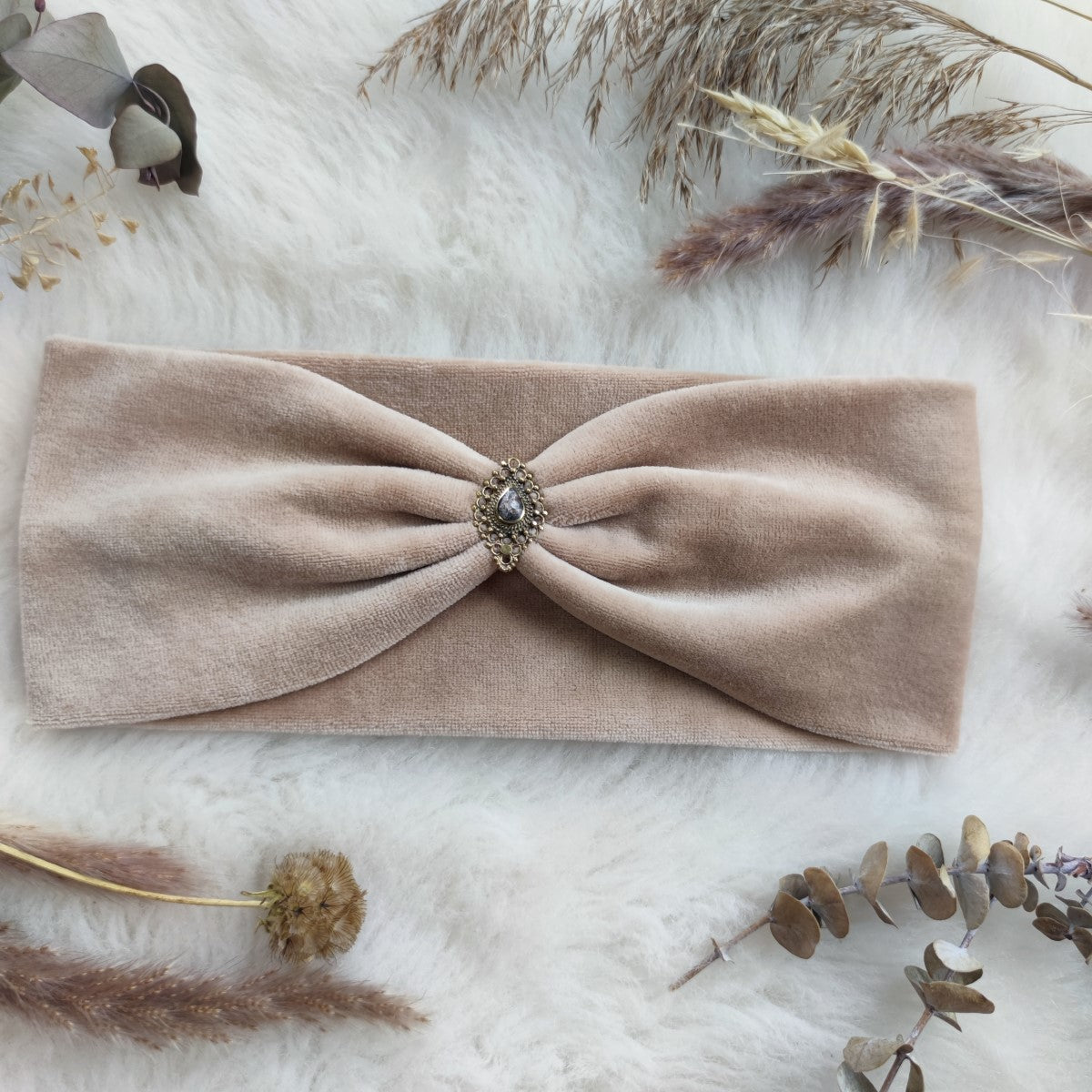 Nadya Samt Haarband in beige mit echten Edelsteinen verziert