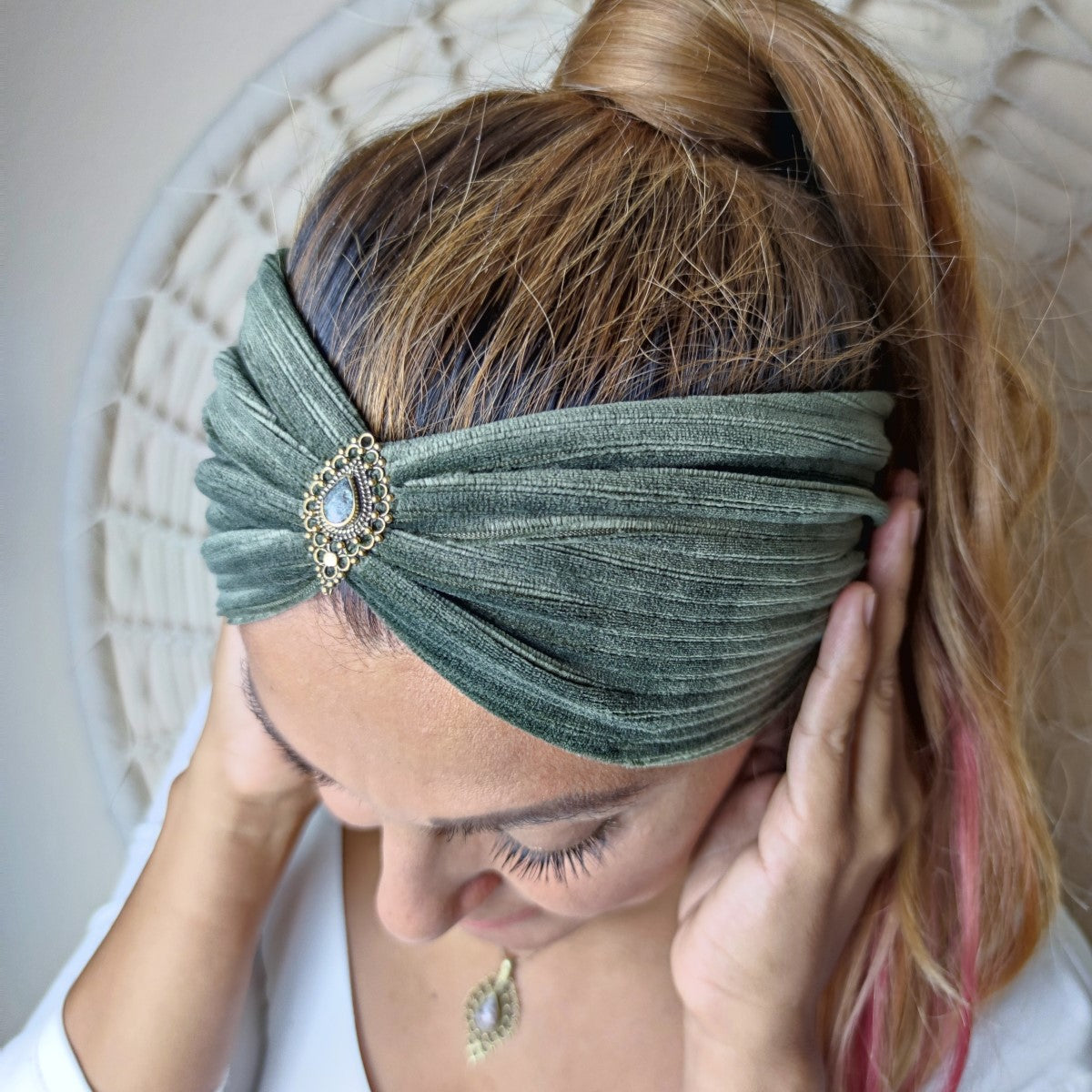 Strong Women Cord Haarband Khaki - mit Edelsteinen verziert