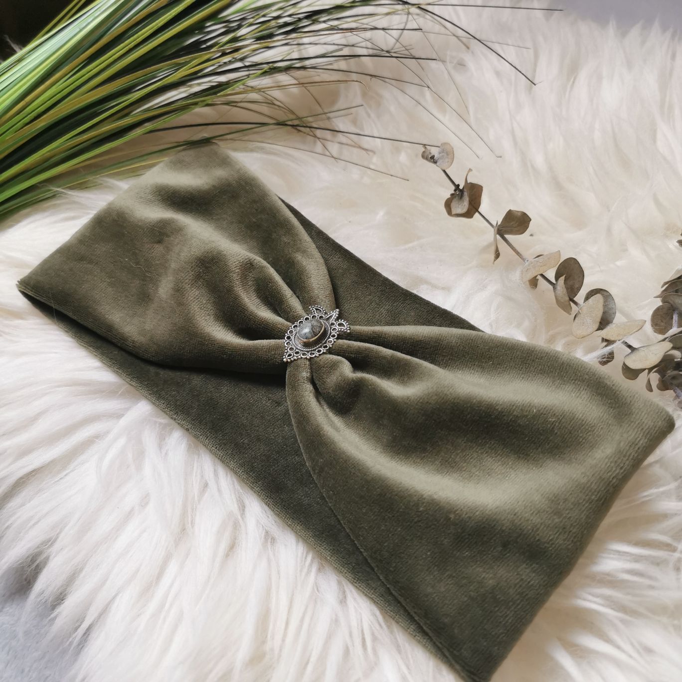 Nature Love Haarband in Khaki aus Samt - mit Edelsteinen verziert