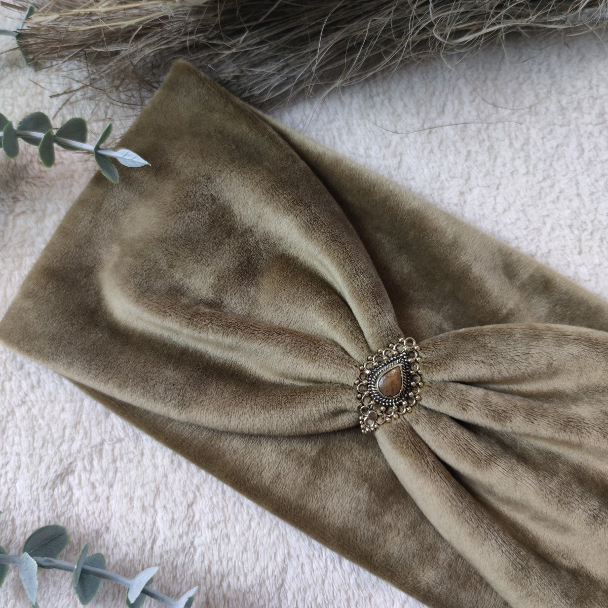 Love Yourself Haarband in goldbraun - mit Edelsteinen verziert