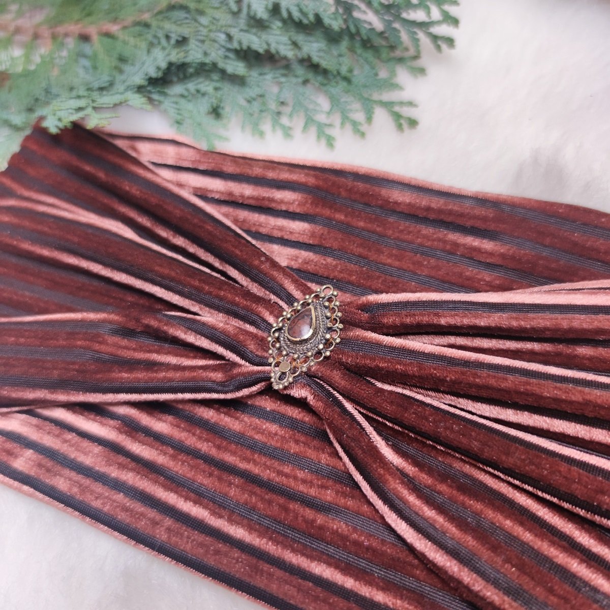 Deri Edelstein Haarband aus Samt - in Bronze Braun mit schwarzen Streifen
