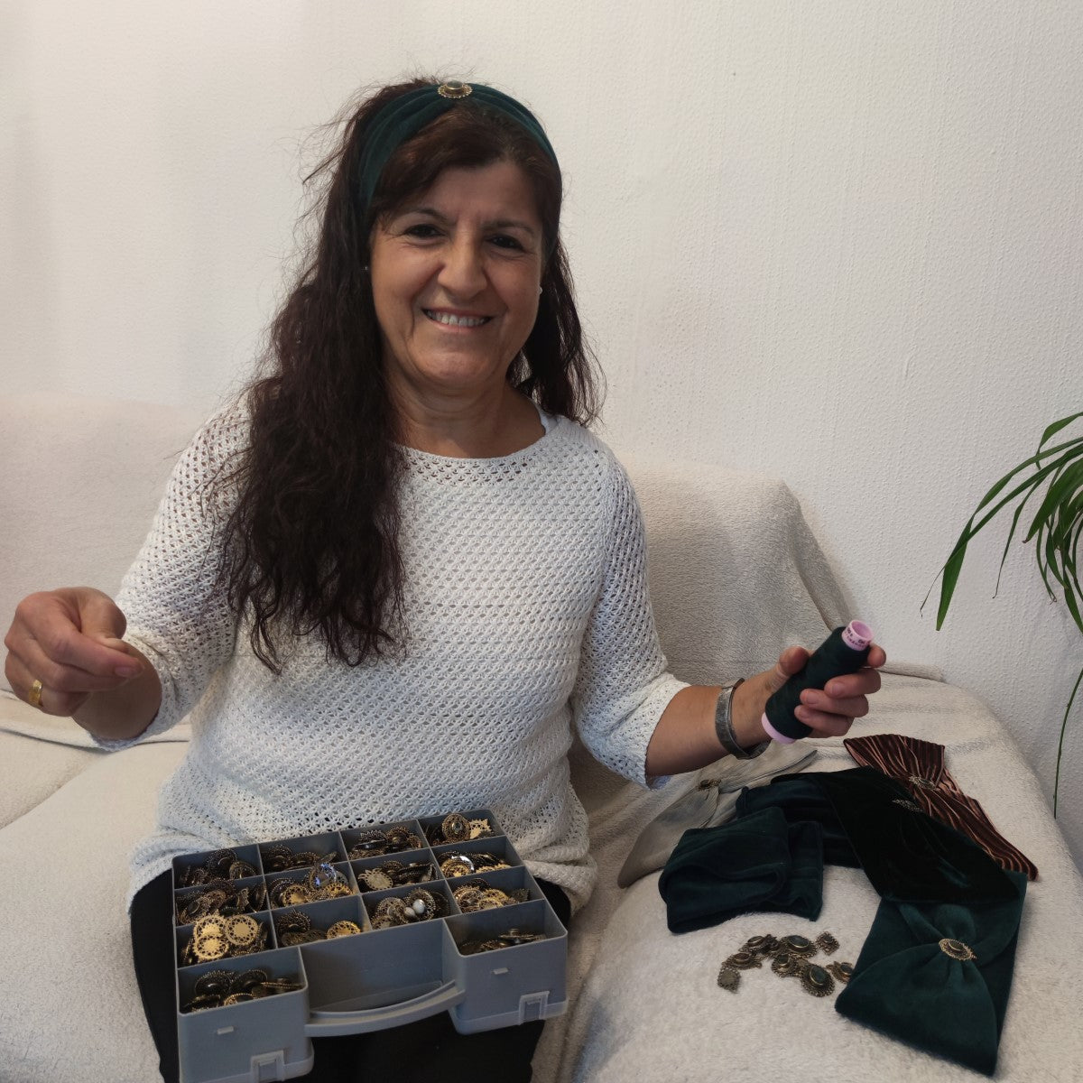 Fibi Haarband aus Samt in Tannengrün - mit Edelsteinen verziert