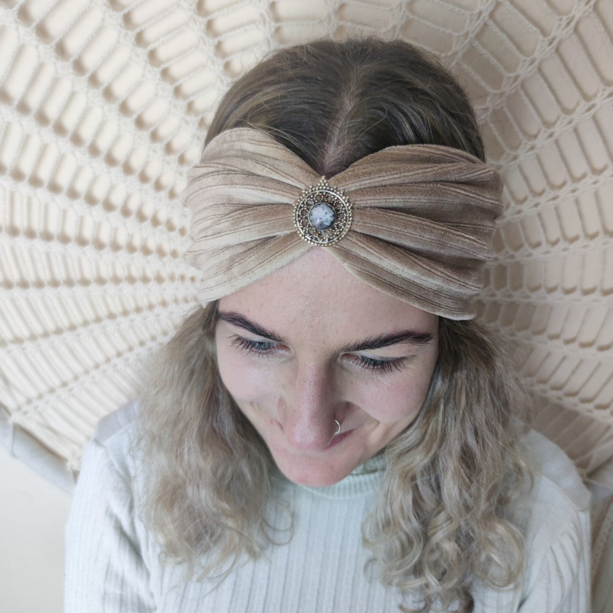 Strong Women Breitcord Haarband in beige - mit Edelsteinen verziert